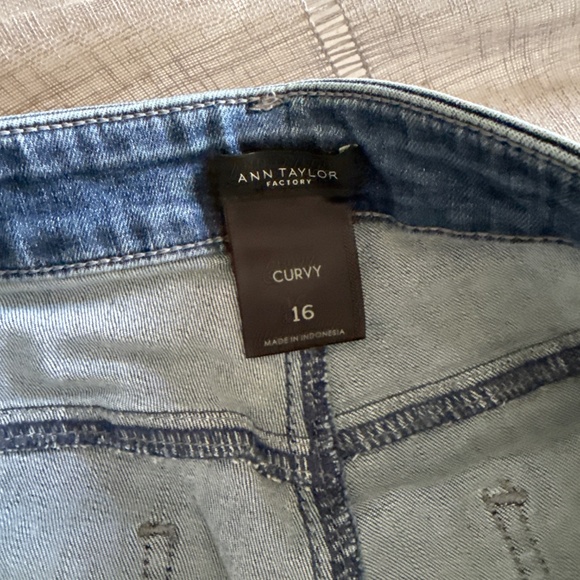 Ann Taylor Factory Jeans curvy - Picture 2 of 3